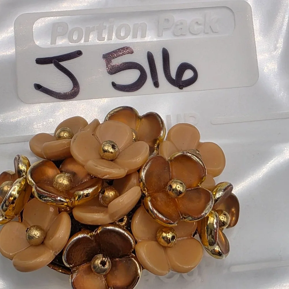 Vintage Peach Floral Brooch Gold Tone Lucite Flower Cluster State Costume‎ Pin